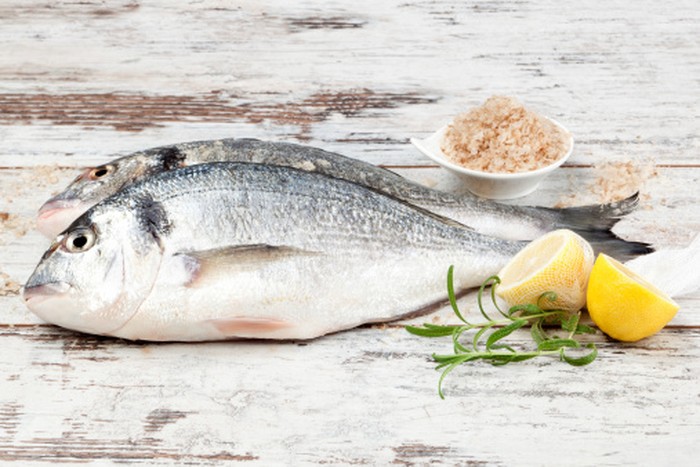 ikan mentah di atas kayu