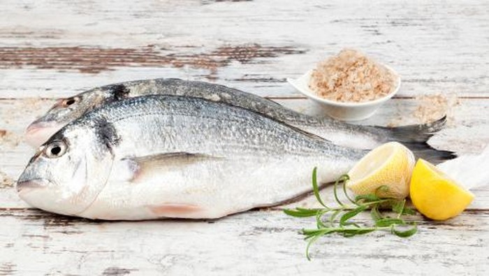 ikan mentah di atas kayu