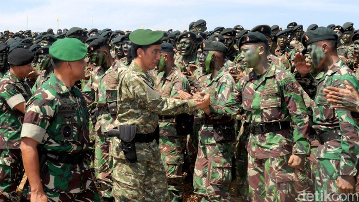 Ini Gaya Jokowi Berseragam Militer Lengkap, Pistol Disandang di Pinggang