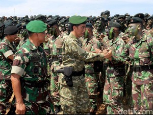 Ini Gaya Jokowi Berseragam Militer Lengkap, Pistol Disandang di Pinggang