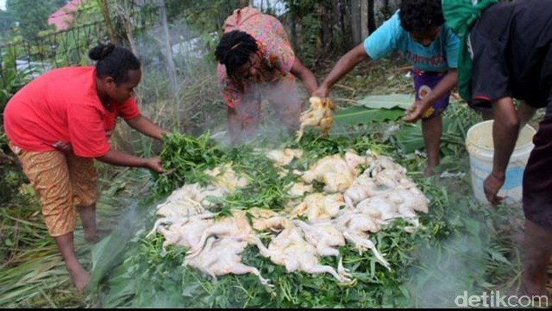 Bakar Batu, Tradisi Muslim Papua Sambut Bulan Suci Ramadan Bakar Batu, Tradisi Muslim Papua Sambut Bulan Suci Ramadan