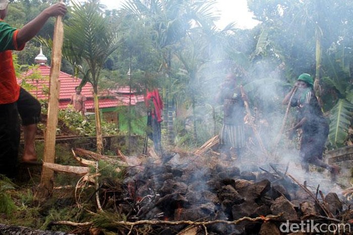Komunitas muslim Papua asal Wamena  dalam menyambut bulan suci Ramadhan selalu melakukan tradisi bakar batu sesuai dengan budaya masyarakat penunungan tengah Papua.