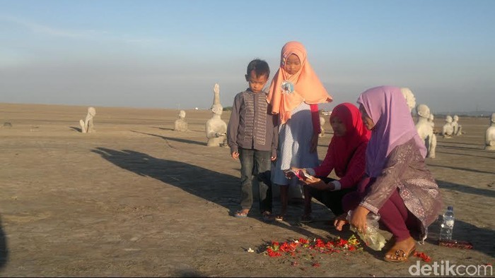Korban Lumpur Lapindo Ziarah Kubur di Atas Hamparan Lumpur Kering