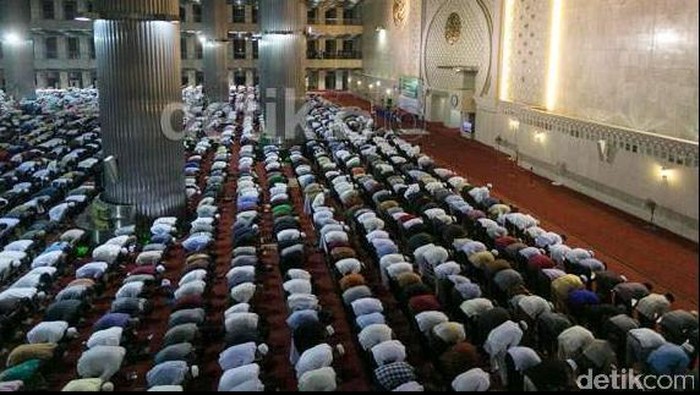 Salat Tarawih di Istiqlal
