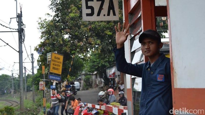 Keteguhan Teguh Bersiaga di Sisi Rel Lokasi Tragedi Bintaro