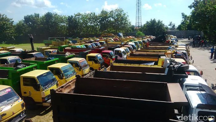 Dilarang Beroperasi, 1.000 Sopir Truk Material di Banyuwangi Demo