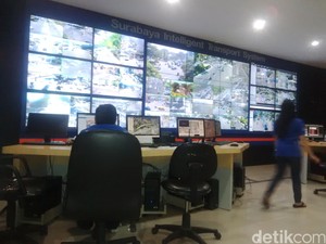 Gaya Warga Surabaya, Ngenet di Taman dan Pantau Macet via Gadget