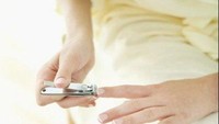 Memotong kuku dengan tergesa-gesa bisa membuat kuku retak. Keretakan pada kuku bisa saja tidak kasat mata tapi pada jangka waktu lebih lama kulit bisa terkupas atau patah. (Foto: Thinkstock)