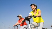 Sama seperti jogging, bersepeda juga bisa dilakukan kapan saja. Namun bersepeda di sore, apalagi bersama keluarga atau teman, menghasilkan kepuasaan yang lebih besar. (Foto: Thinkstock)