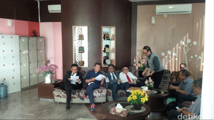 Dahlan Iskan Hadir di Kejagung Bersepatu Kets