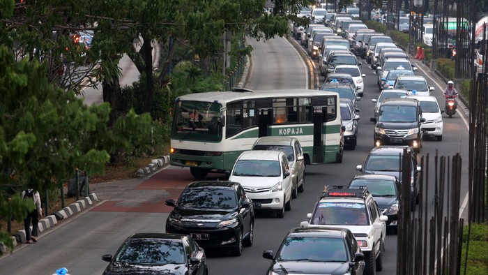 Terjebak macet selama berjam-jam di mobil bisa menyebabkan bahaya tak terlihat bagi pembuluh darah vena di kaki. Foto: Lamhot Aritonang Terjebak macet selama berjam-jam di mobil bisa menyebabkan bahaya tak terlihat bagi pembuluh darah vena di kaki. Foto: Lamhot Aritonang