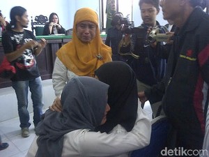 Bayi Nauval Kembali ke Pelukan Sang Ibu