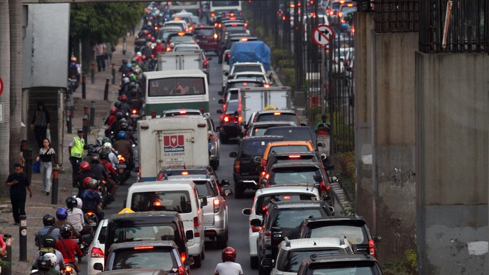 Tol Cikampek Arah Jakarta Padat Gara-gara Truk Trailer Mogok