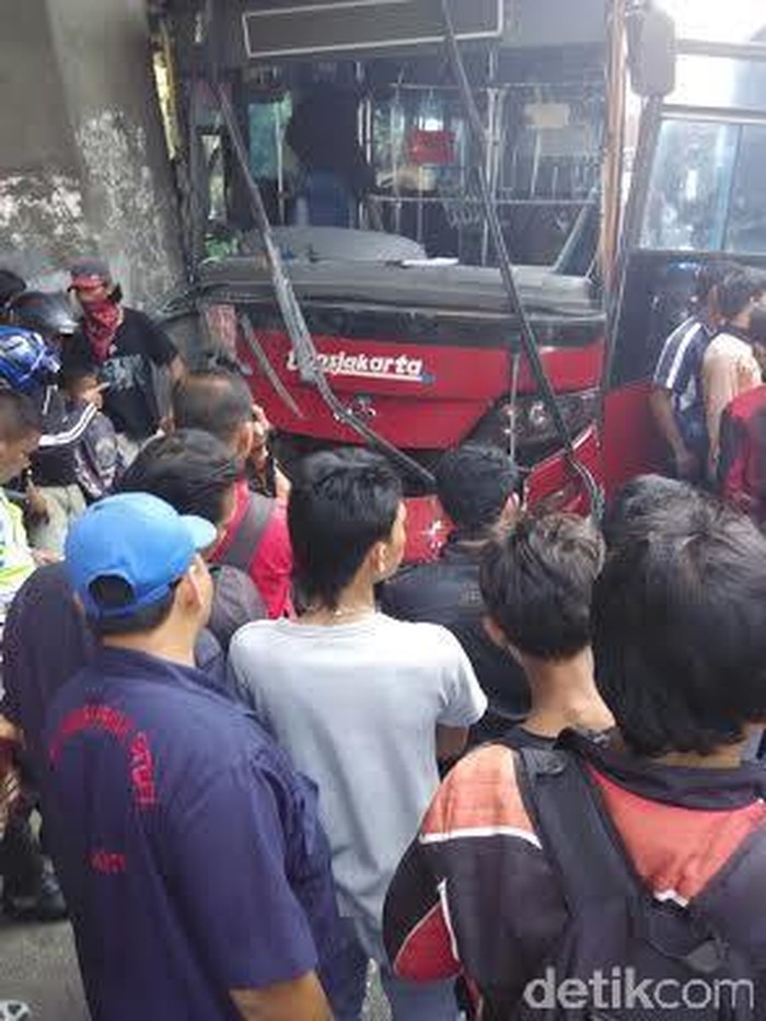 TransJ Tabrakan dengan Motor di Jl Latumenten, 2 Orang Terluka