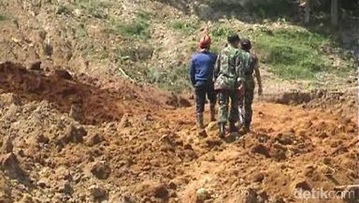 Tebing Setinggi 70 Meter Longsor di Purwakarta, 1 Orang Tewas Tertimbun