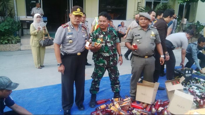 Polsek Tanah Abang Musnahkan 2.000 Botol Miras Ilegal