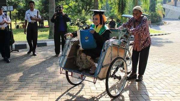 Raeni Peraih IPK 3,96 Akan S2 di Inggris, Ayahnya Direkrut Bupati Raeni Peraih IPK 3,96 Akan S2 di Inggris, Ayahnya Direkrut Bupati