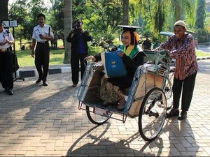 Becak Sang Ayah Mengantarkan Raeni Meraih Beasiswa Era SBY