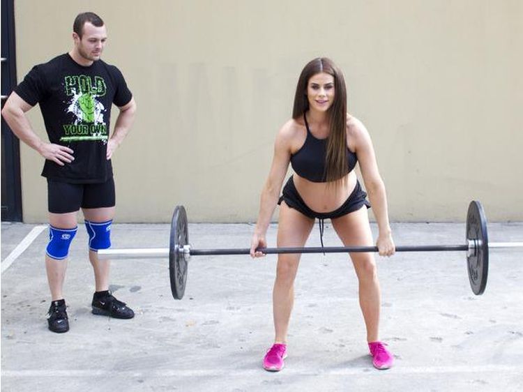 Foto-foto Ibu yang Hamil 7 Bulan Namun Rutin Latihan Angkat Beban 30 Kg