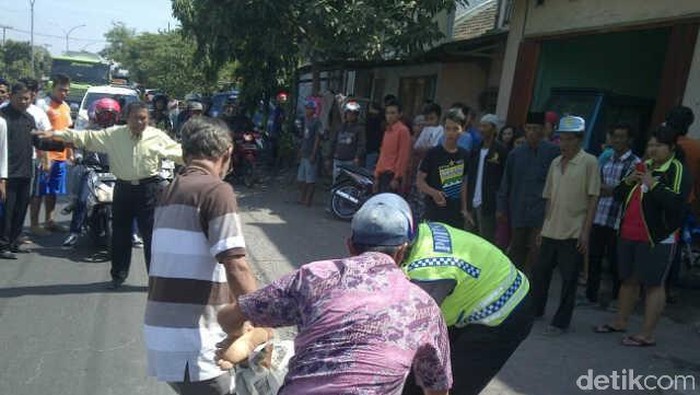 Sopir Truk Dihajar Warga Usai Lindas Pemotor Hingga Tewas