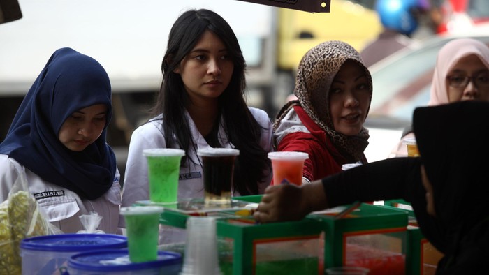 Pedagang menjajakan makanan / minuman untuk berbuka puasa di Pasar Benhil, Jakarta, Kamis (18/06/2015). Memasuki bulan Ramadhan, Pasar Benhil selalu berubah menjadi pasar yang menjual berbagai macam menu untuk berbuka puasa. Harganya pun berfariatif, mulai dari Rp. 2.000 hingga puluhan ribu rupiah. Grandyos Zafna/detikcom.