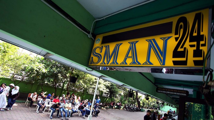 Para orangtua murid mendatangi SMAN 24 Jakarta, Rabu (18/06/2015) untuk melakukan Pendaftaran Peserta Didik Baru (PPDB).
Orangtua murid berbondong-bondong membawa anak untuk melakukan pendaftaran. Ruang pendaftaran berada di lantai dasar gedung sekolah.
Di ruangan tersebut difasilitasi dua unit laptop beserta jaringan internet.
Terdapat juga bagian informasi apabila ada mengalami kesulitan saat mendaftar.