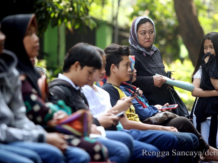 Para orangtua murid mendatangi SMAN 24 Jakarta, Rabu (18/06/2015) untuk melakukan Pendaftaran Peserta Didik Baru (PPDB).
Orangtua murid berbondong-bondong membawa anak untuk melakukan pendaftaran. Ruang pendaftaran berada di lantai dasar gedung sekolah.
Di ruangan tersebut difasilitasi dua unit laptop beserta jaringan internet.
Terdapat juga bagian informasi apabila ada mengalami kesulitan saat mendaftar.