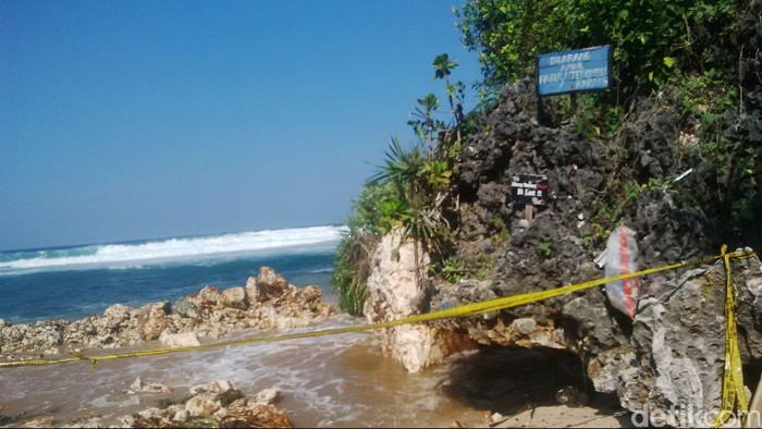 Digaris Polisi, Begini Kondisi Tebing Pantai Sadranan yang Longsor