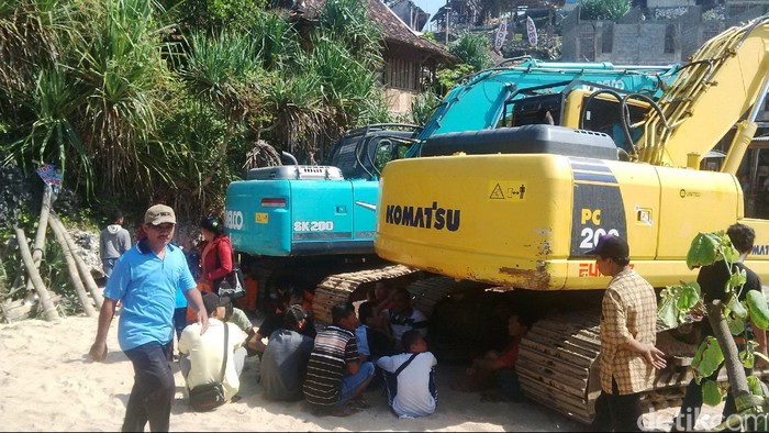 Bupati Gunungkidul Tinjau Lokasi Tebing Longsor Pantai Sadranan