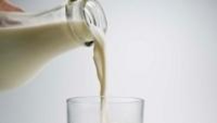 Susu Hangat Vs Es Susu, Mana yang Lebih Sehat Diminum Pagi Hari?
