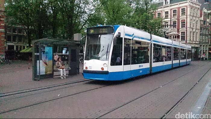 Menelusuri Seluk Beluk Amsterdam dengan Trem