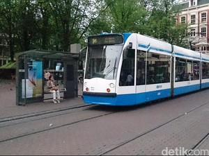 Menelusuri Seluk Beluk Amsterdam dengan Trem