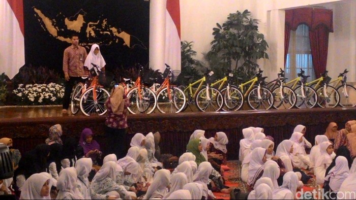 Serunya Anak Yatim Buka Puasa Bareng Jokowi, Ada Kuis Berhadiah Sepeda