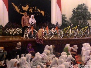 Serunya Anak Yatim Buka Puasa Bareng Jokowi, Ada Kuis Berhadiah Sepeda