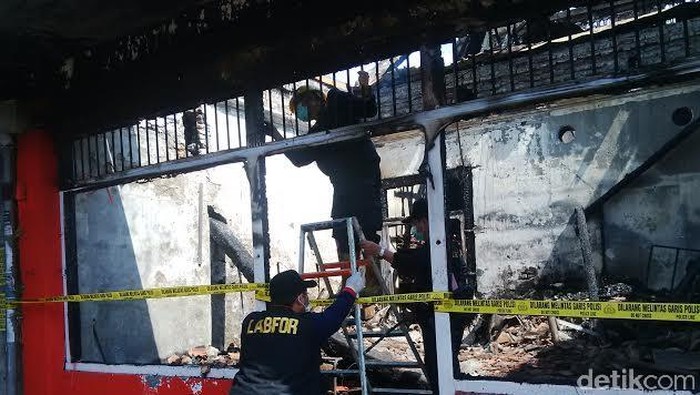 Tim Labfor Olah TKP Toko Aman Jaya yang Terbakar Tewaskan 3 Orang