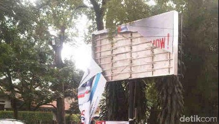 Agustus, Seluruh Reklame di Bandung Diturunkan