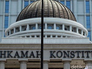 MK Kubur Mimpi Tenaga Honorer Jadi PNS