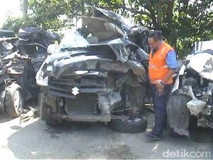 Minibus Tabrak Truk di Tol Cipularang, 1 Orang Tewas dan 3 Luka