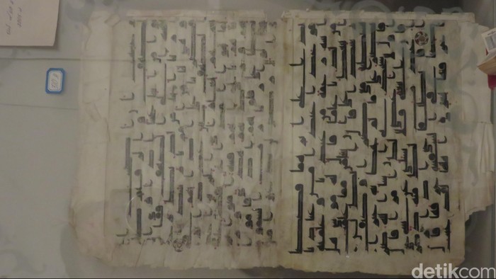 Mushaf Alquran Utsman Bin Affan di Tashkent, Uzbekistan.