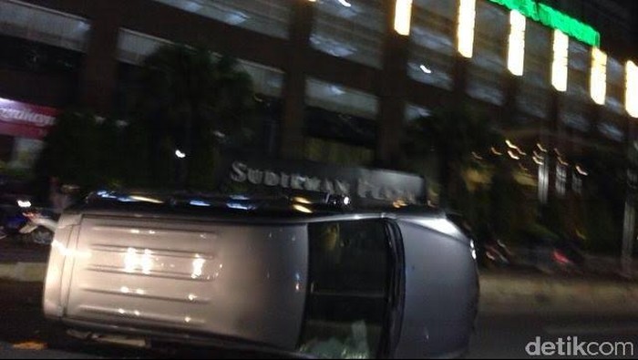 Sebuah Mobil Terguling di Jalan Sudirman