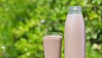 Manisnya segelas susu cokelat jadi pilihan menu sahur praktis banyak orang. Mau versi hangat atau dingin, sama enaknya! Foto: ts