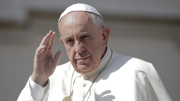 Pope Francis waves as he arrives to lead his Wednesday general audience in Saint Peter's square at the Vatican June 17, 2015. REUTERS/Max Rossi