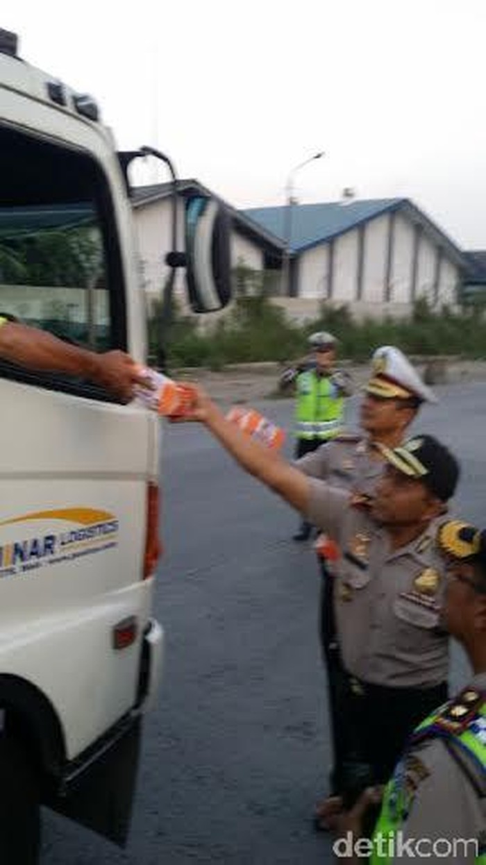 Polantas Bagi-bagi Tajil ke 540 Sopir Truk dan Pengojek di Cilincing