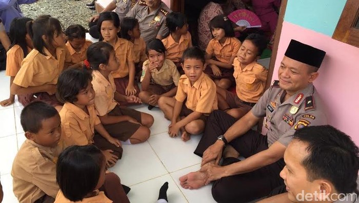 Momen Ramadan, Kapolda Kalbar Blusukan Sambangi Anak-anak di Perbatasan
