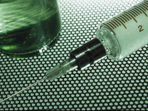 jarum suntik dan ampul obat