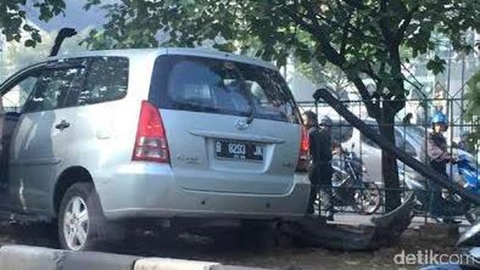 Innova Tabrak Pohon di Roxy