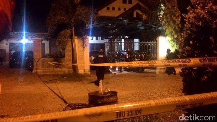 Rumah Kadis Pengairan Aceh Digranat saat Buka Puasa