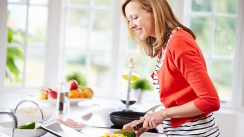 Pelajari Keahlian Baru. Satu lagi yang cukup sering dijadikan resolusi pada tahun baru. Teknologi pun hadir untuk memenuhinya dengan menyediakan beragam video tutorial dan aplikasi untuk belajar berbagai hal, seperti bermain gitar, coding, bahasa asing, memasak, hingga sains. (Foto: Thinkstock)