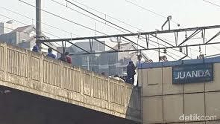 KRL Gangguan Sinyal di Manggarai, Penumpang Pilih Jalan Kaki