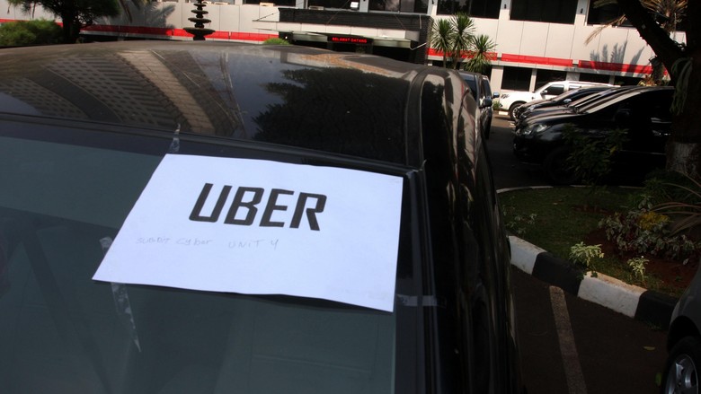 Polisi dan Dishub Razia Uber Taksi di Bantargebang, 10 Unit Dikandangkan Polisi dan Dishub Razia Uber Taksi di Bantargebang, 10 Unit Dikandangkan